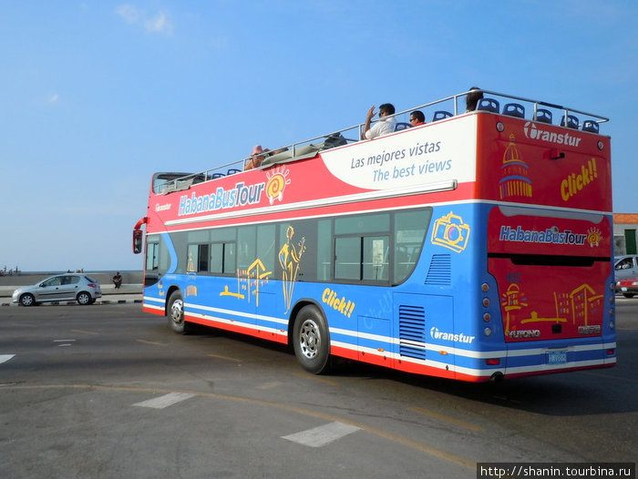 Туристический автобус на набережной Гавана, Куба