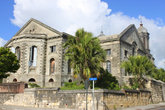 Главным историко-культурным памятником столицы считается собор Сент-Джонс, построенный в 1845 году