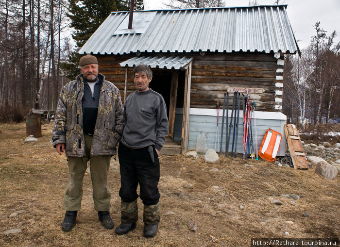 Байкальские жители промышляют рыбалкой и охотой вдали от своих сёл. Северобайкальск, Россия