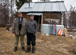 Байкальские жители промышляют рыбалкой и охотой вдали от своих сёл.