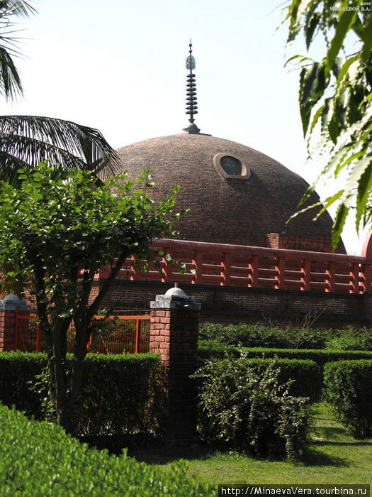 В городе много  разных буддийских храмов, это один из них Кушинагар, Индия