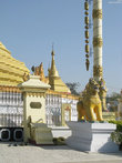 В городе много  разных буддийских храмов, это один из них