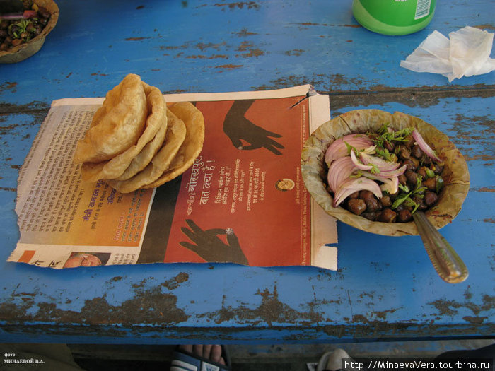 Вот то, что мы ели в последний день пребывания в раджгире — лепешки и бобы, все очень острое. Кушинагар, Индия