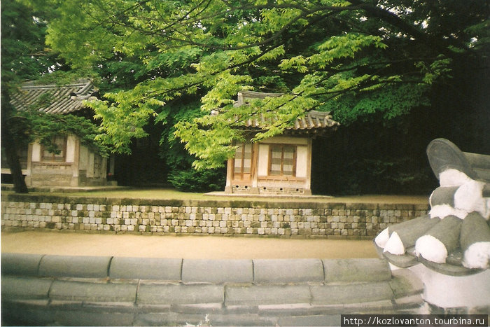 Укромный уголок сада Хувон. Сеул, Республика Корея