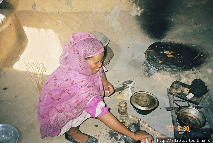 Суданская женщина на кухне. Делго, Судан