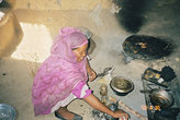 Суданская женщина на кухне.