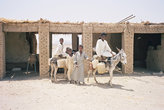 Это часть моих фотографий из путешествия в Судан (автостопом через всю Африку. 2000-01 годы), фотографии сканированные. Текст — повесть о всём путешествии — в моей книге 200 дней на юг.