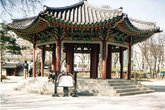 Парк Тхапколь, где весной 1919 г. была провозглашена декларация о независимости от Японии.