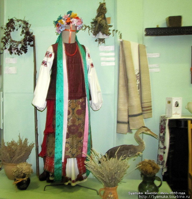 С этнографией края в музее знакомит экспозиция «Конотопская ведьма в персонажах».