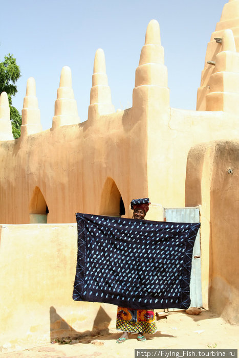 Рядом с деревенской мечетью — красильня. Традиционно все домотканные материи окрашивают индиго. Мали