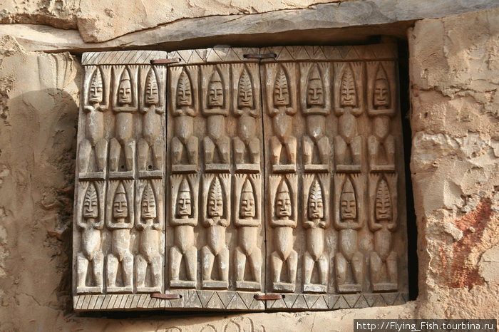 Резные ставни и двери домов — визитная карточка племени Догон. Мали