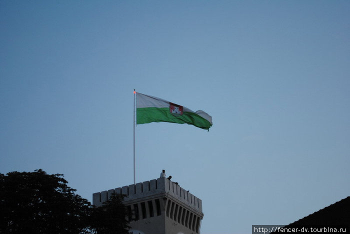 На башне замка развевается флаг города Любляна, Словения