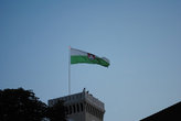 На башне замка развевается флаг города