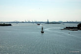 Вид с Бруклинского моста на Статую Свободы.