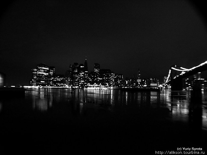 Вид на Манхеттен. Справа — это Бруклинский мост. Это, кажется, вид из Brooklyn Bridge Park. Нью-Йорк, CША