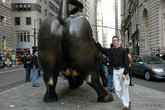 Статуя быка на Волл стрит. Люди стоят в очереди, чтобы сфоткаться с быком, как спереди, так и сзади. О популярности можно судить по цвету бронзы — где она светлее, там больше людей подержались рукой.