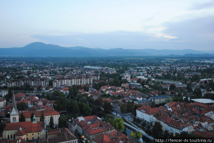 Любляна — очень небольшой город. Несколько километров от центра — и уже начинаются поля и горы. Любляна, Словения