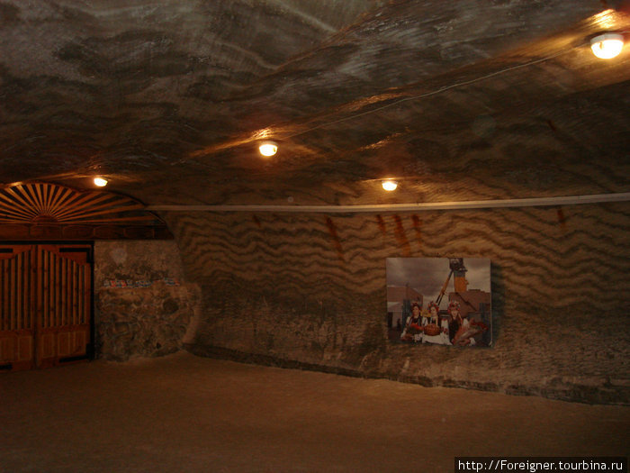 На стенах тоннелей картины Соледар, Украина