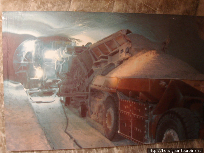 Фото машины, которая добывает соль Соледар, Украина