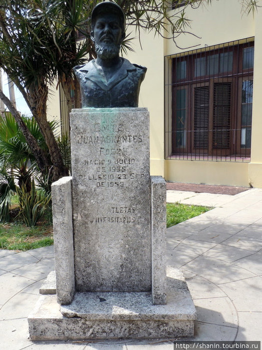 Памятник Хуану Абрантесу с задней стороны университета Гавана, Куба