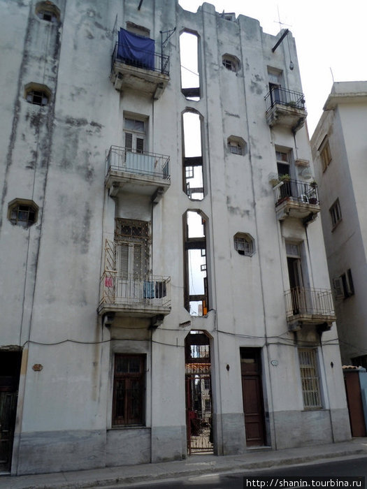 Здание прямо напротив университета Гавана, Куба