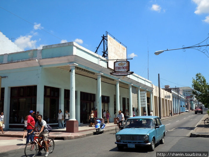 На центральной улице Сьенфуэгоса Сьенфуэгос, Куба