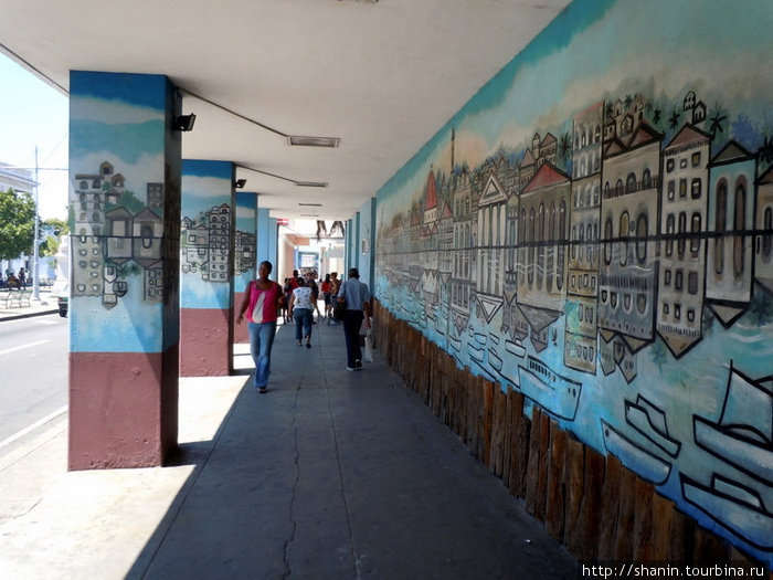 На центральной улице Сьенфуэгос, Куба