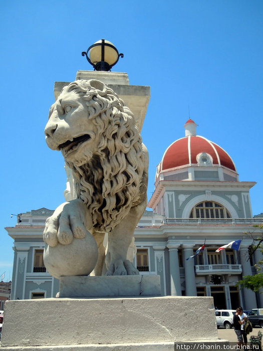 Лев на площади Сьенфуэгос, Куба
