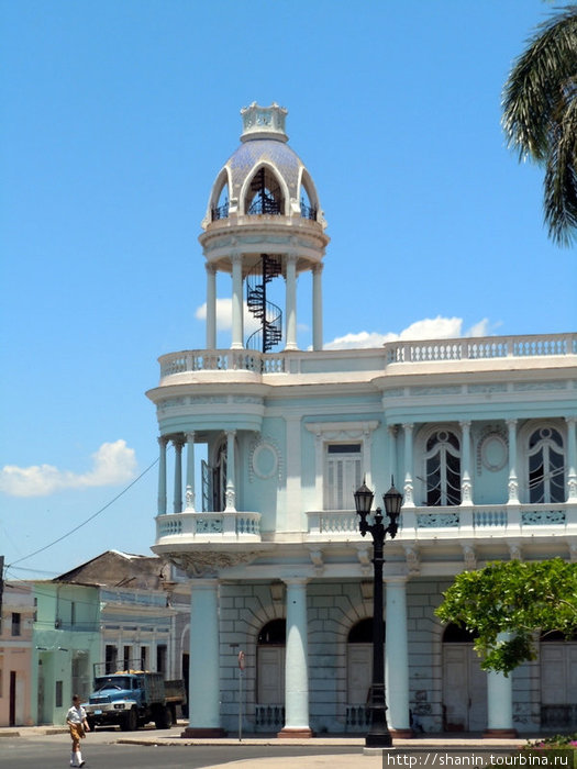 Дом на углу Сьенфуэгос, Куба