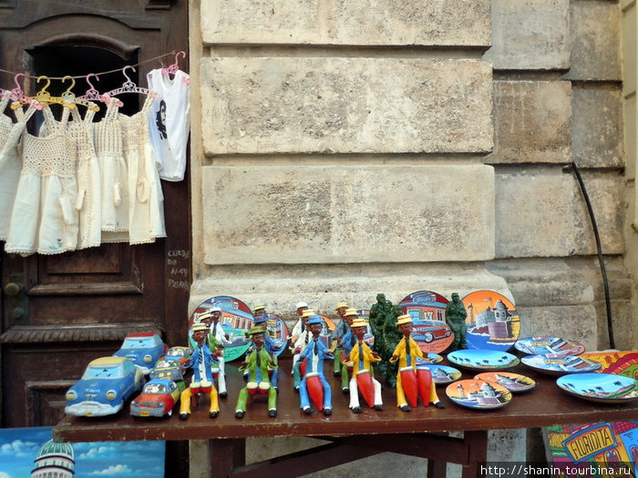 Сувениры на уличном лотке Куба