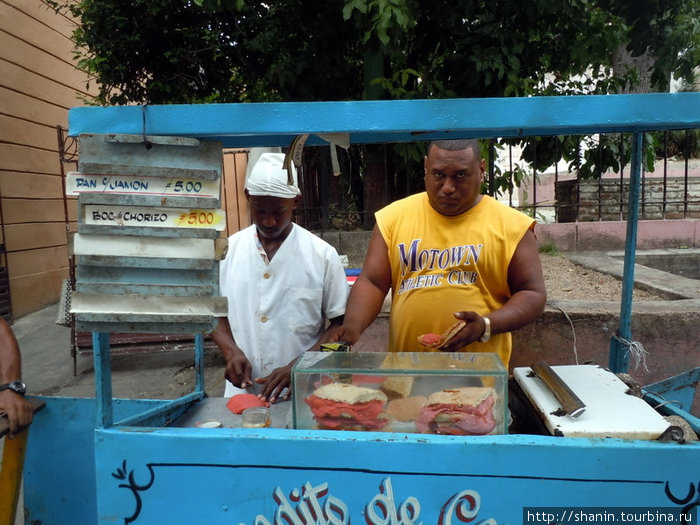 Гамбургеры для местных- хлеб с колбасой Куба