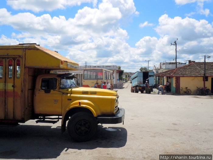 На автовокзале Санкти-Спиритус, Куба