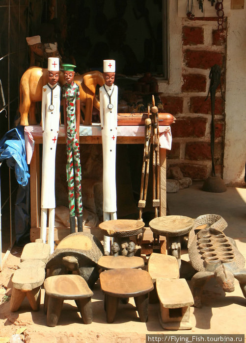 Своеобразные деревянные фигурки. На злобу дня, но с сохранением традиционных изобразительных приемов. Буркина-Фасо