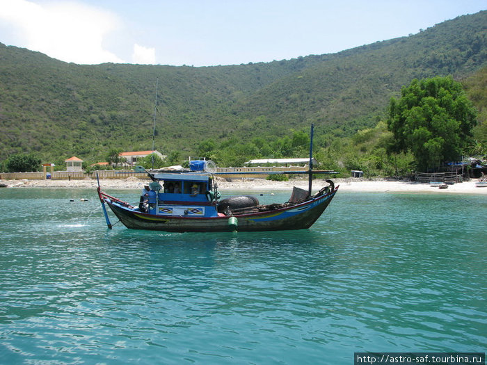 Это бухта под названием Дам Бай, на юго-востоке острова Че. Лодочка рыбака, вписывается в пейзаж похожими очертаниями и изгибами своей конструкции. Нячанг, Вьетнам