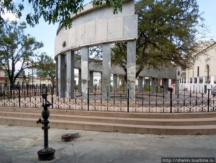 Монумент в память первых 18 колонистов Санта-Клара, Куба