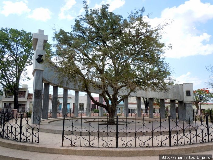 Священное дерево — тамаринд (индийский финик) — было посажено у первой церкви Санта-Клары. Нынешнее дерево — уже четвертое на этом месте. Памятник рядом построили в 1951 году. Санта-Клара, Куба