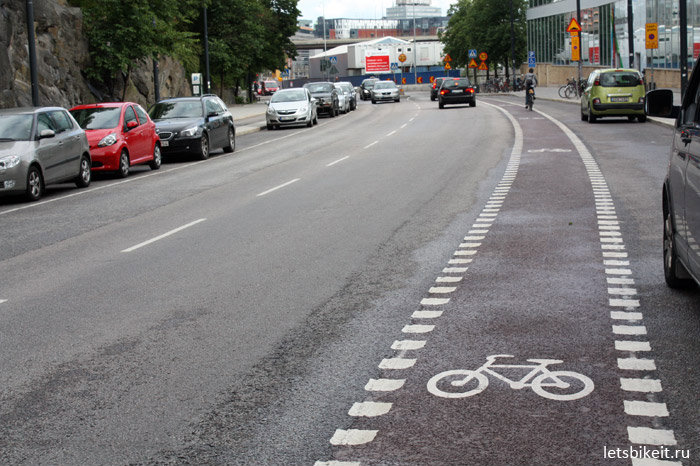 Вопрос в том, что во многих местах велодорожка отмечена на проезжей части — далеко не всем это кажется безопасным. Стокгольм, Швеция