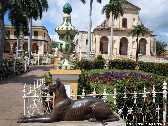 Центральная площадь с церковью Тринидад, Куба