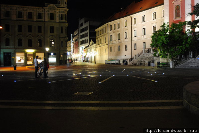 Центральная площадь старого города редко бывает полной после полуночи: словенцы и туристы сидят в кафе) Любляна, Словения