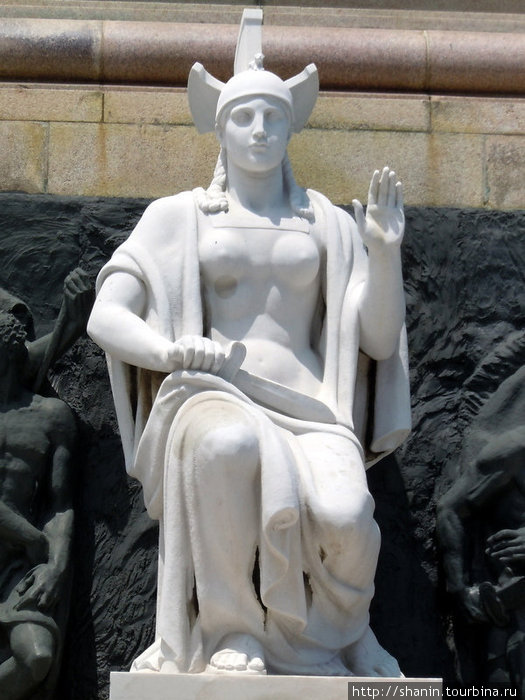 Белая статуя у основания мемориала Гавана, Куба