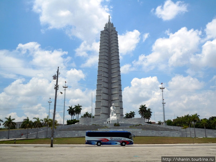 Монумент на площади Революции Гавана, Куба