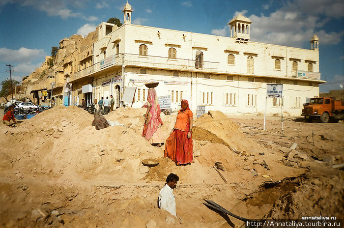 Женщины Джайсалмера на земляных работах Джайсалмер, Индия