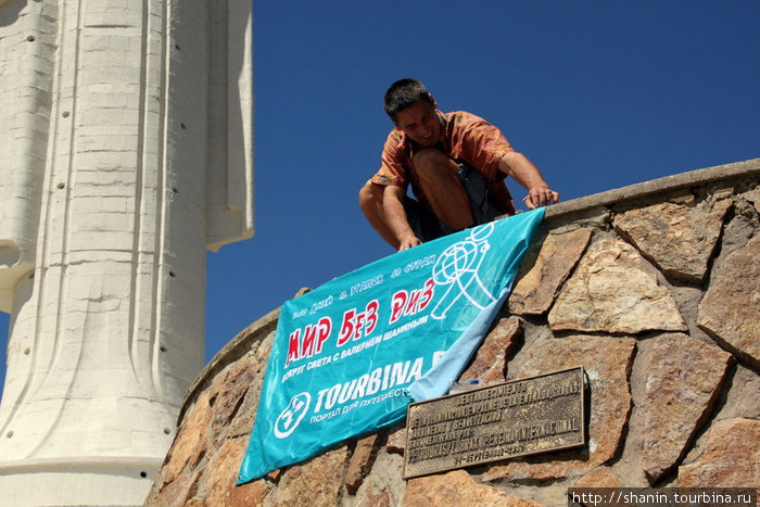 Мир без виз - 139. Самая большая статуя Христа Кочабамба, Боливия
