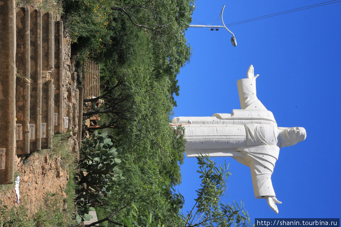 Мир без виз - 139. Самая большая статуя Христа Кочабамба, Боливия