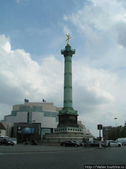 Площадь Бастилии; на заднем плане Опера Бастилии Париж, Франция