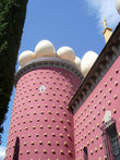Экстерьер музея — розовые стены с декоративными булками и яйцами на крыше