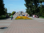 Позади мемориала — Бульвар Ветеранов — одно из любимых мест отдыха иркутян. Приезжать сюда в день свадьбы — уже традиция)