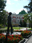 Памятник Александру Валентиновичу Вампилову — иркутскому драматургу.