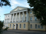 Напротив здания музея находится знаменитый памятник истории и архитектуры Иркутска — Белый дом. Его проект был разработан в Петербурге.