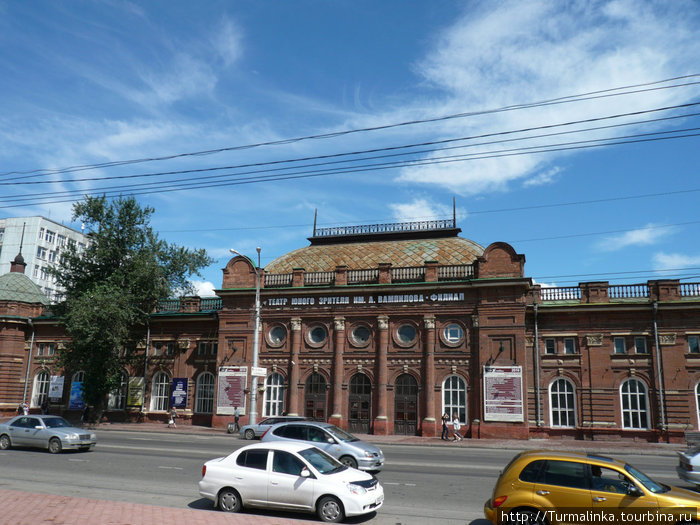 В самом конце улицы Ленина стоит Иркутский областной театр юного зрителя имени А. Вампилова (филиал). Иркутск, Россия